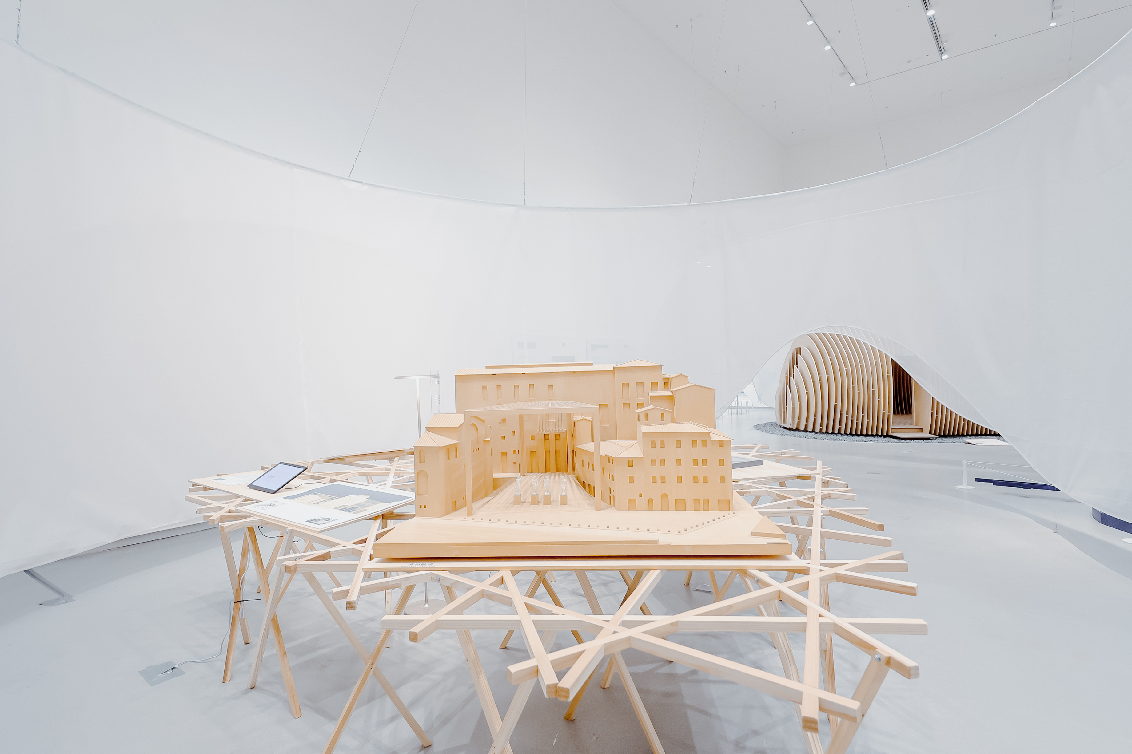 「日本現代建築展 Beyond Borders：Architectures of Japan」のための展示台 1